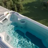 Swim spa: basen z przeciwprądem i jacuzzi? Pełny przewodnik przed zakupem