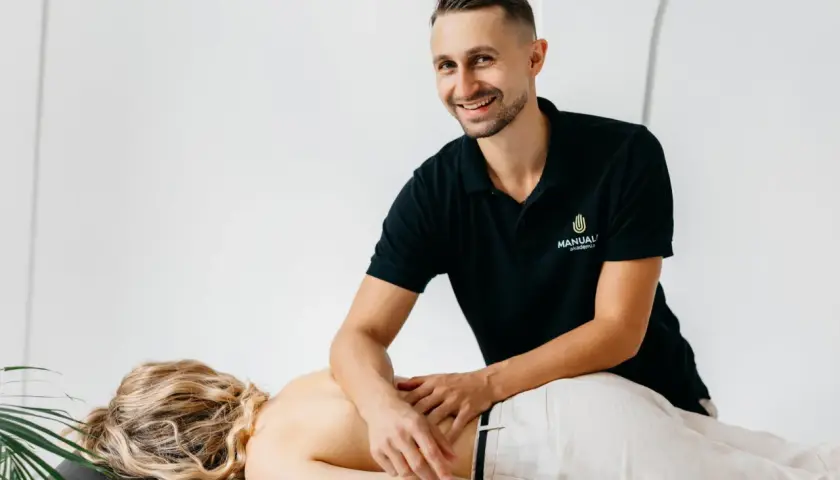 Ile kosztuje kurs masażu? Poznaj ceny, dofinansowanie i wybierz mądrze.