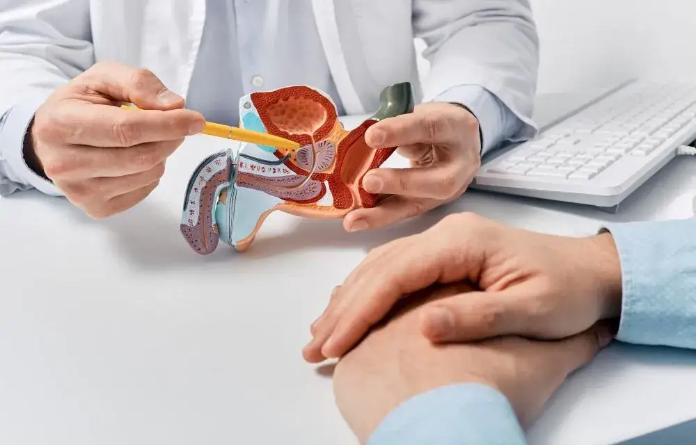 Mężczyzna urolog rozmawia z pacjentem o zdrowiu prostaty